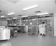 880840 Interieur van het Albert van Koningsbruggen Zorgcentrum (Beneluxlaan 924) te Utrecht: de keuken.